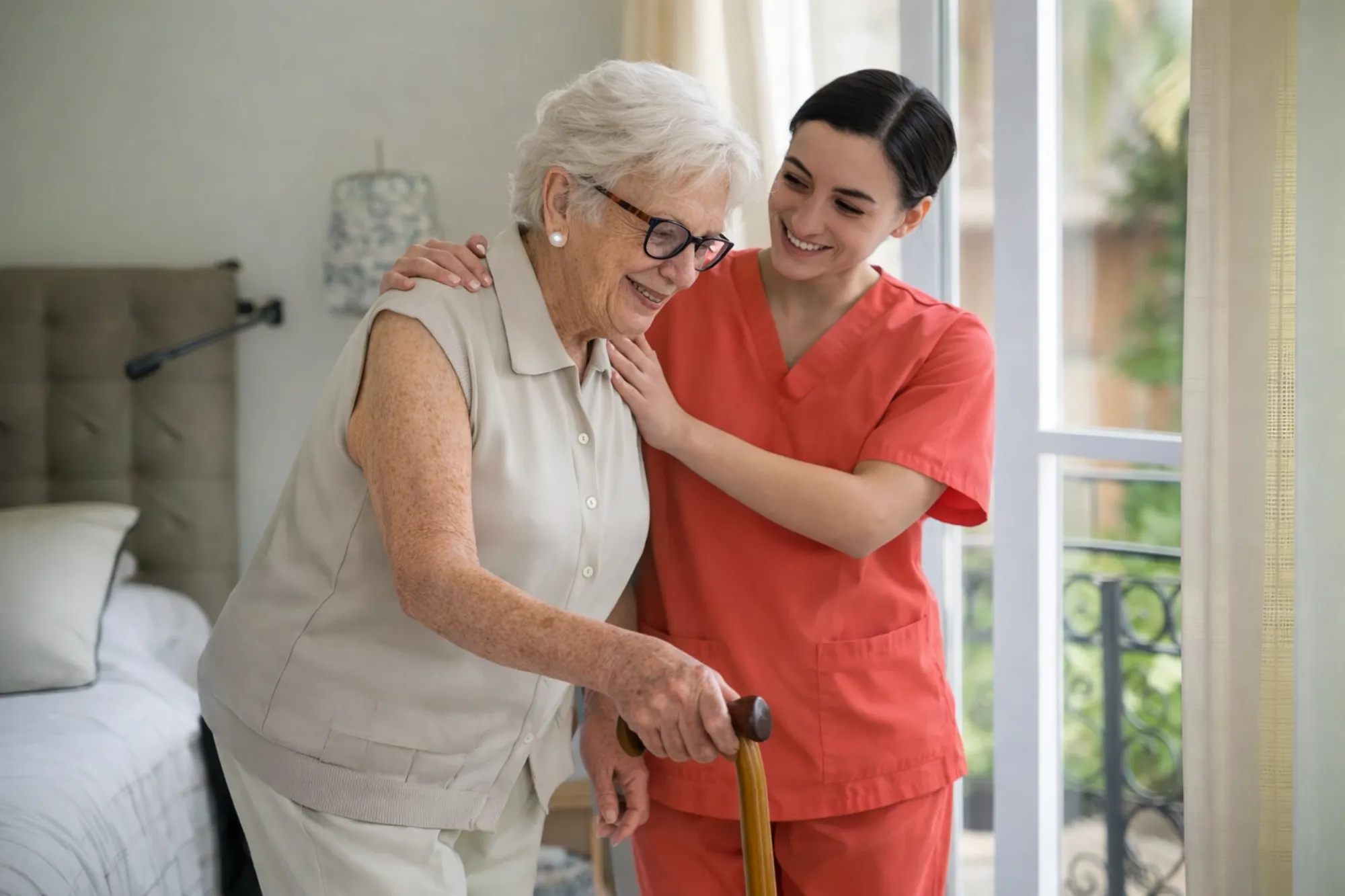Cuidadora da Eccellenza Home Care atendendo uma paciente idosa